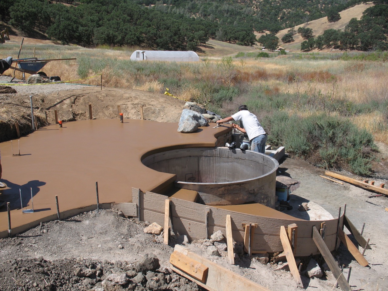 Finishing the tub patio edges after pouring