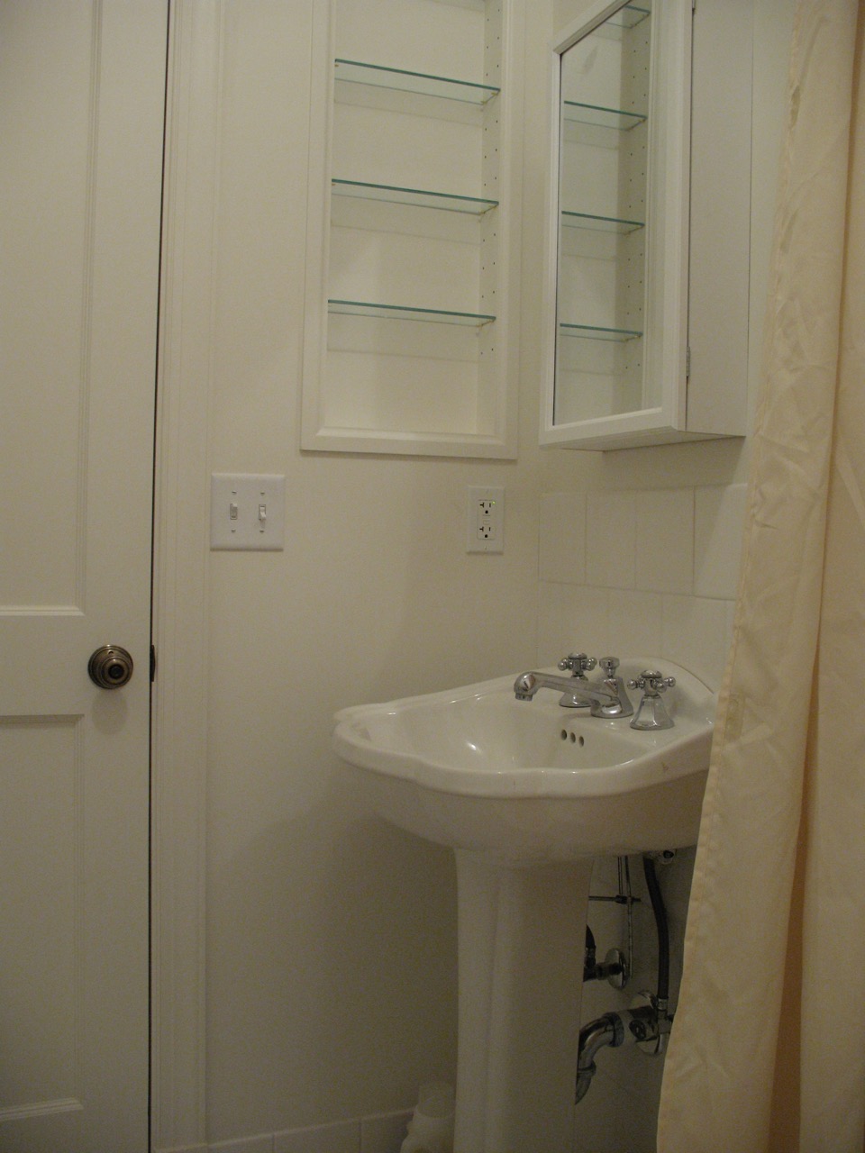 Bathroom vanity and niche