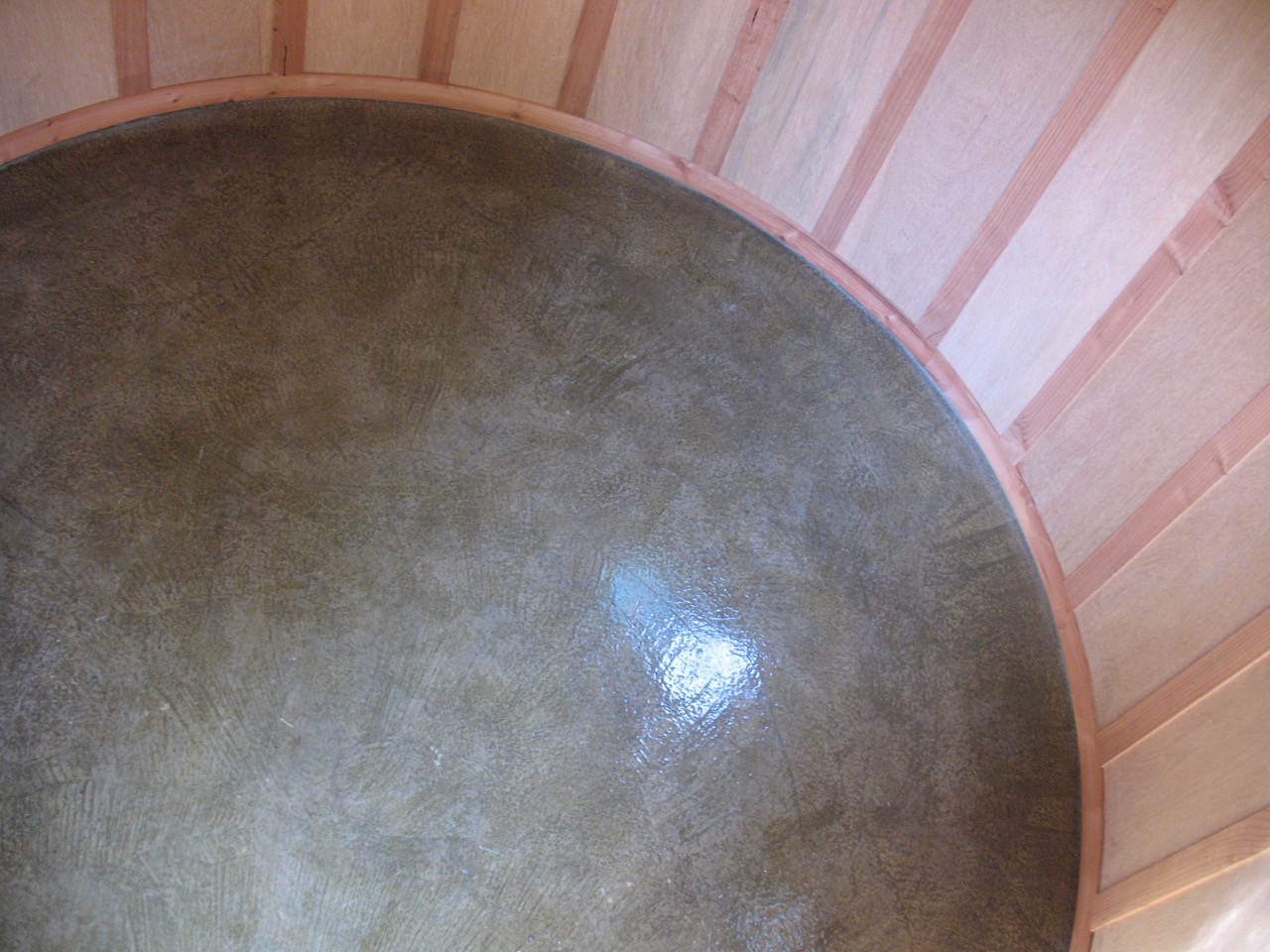 Water tank shelter floor