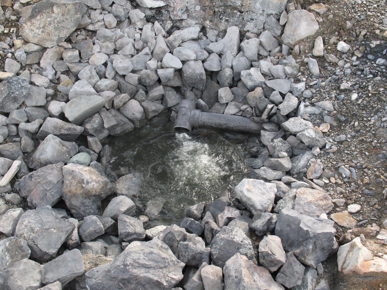 Existing hot spring source hole